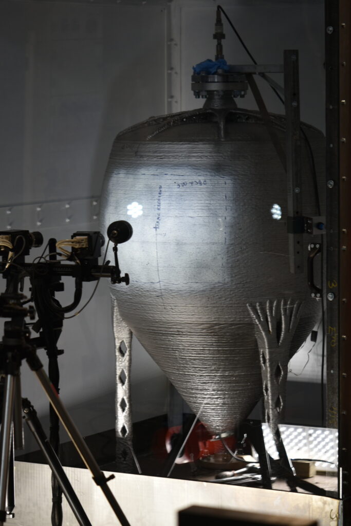 The shape of the approximately 300-kilogram pressure vessel began to give way after 80 bar in tests.